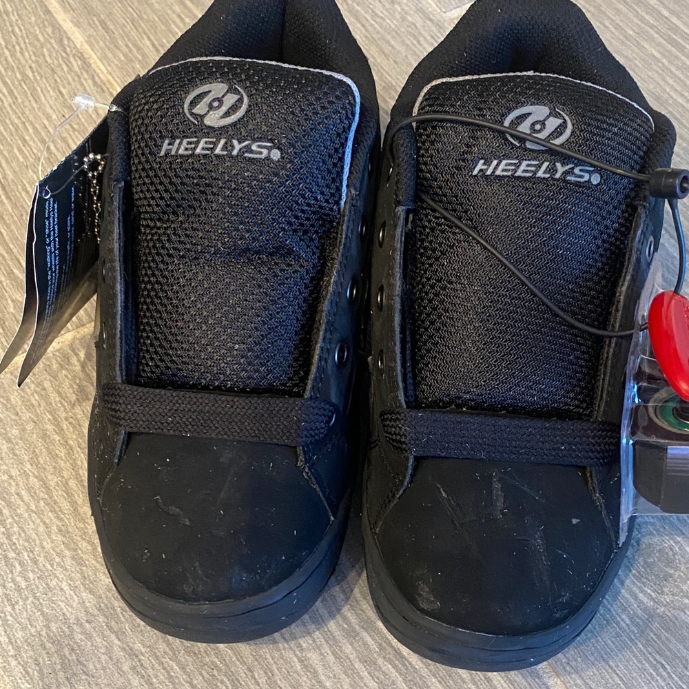 Heelys Crest 7410 Black and Gray Skate Shoes Sz 3 Youth